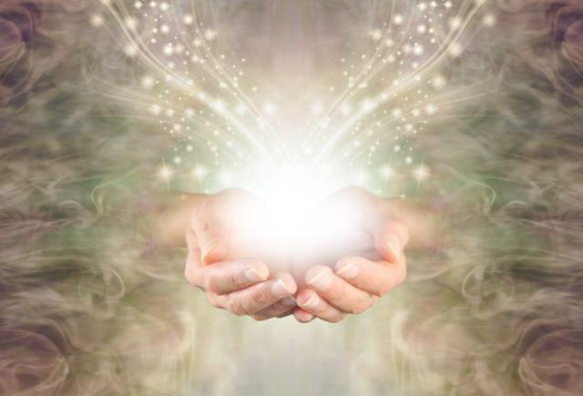 LaHoChi ou le Reiki : Quelle thérapie énergétique vous convient le mieux ?